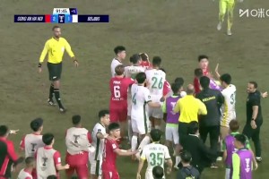 爆发冲突！王刚边线放倒对手+踢人，曹永竞染红罚下😡