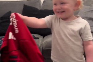 与水晶宫赛前，姆伯莫被球迷拍到，是最后一个下车的